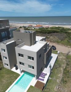 an aerial view of a building and the beach at VIENTOS apartments in Villa Gesell