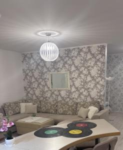 ein Wohnzimmer mit Sofa und Tisch in der Unterkunft Järveküla in Kohtla-Järve