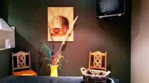 a room with a table with a helmet on the wall at Cabañas el Recodo de Potrero in Potrero de Garay