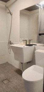 a bathroom with a sink and a toilet and a mirror at 낙원파크포도홈 in P'ungnyŏn-gol +48 photos