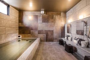 baño grande con bañera y lavamanos en Sakura Terrace The Atelier, en Kioto