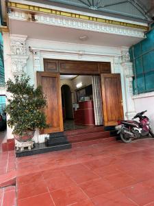 a motorcycle parked in front of a building at Anh Đàm Motel in Vĩnh Phúc