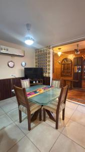 a dining room with a glass table and chairs at Hacienda en Primavera, descanso Familiar total in Puerto Vallarta