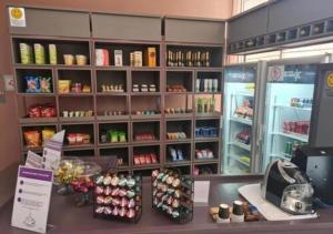 a store with a counter with food and drinks at Hotel Guarulhos Flat 2004 in Guarulhos
