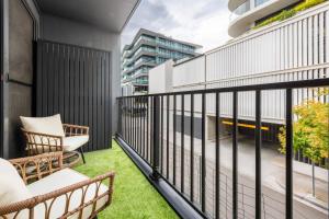 a balcony with grass and chairs on a building at Oak & Ivy on Windsor in Williamstown