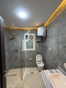 a bathroom with a shower and a toilet and a sink at Modern 4BR 3Bath Stylish Spacious in Madinaty +6 photos