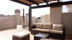 un sofá sentado en la azotea en Roda Golf Resort 8007 - Resort Choice, en San Javier