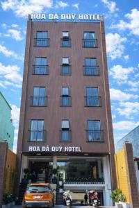a car parked in front of a hotel at Hoa Dã Quỳ Hotel in Pleiku +19 photos