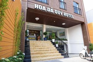 a motorcycle parked outside of a hico da owl hotel at Hoa Dã Quỳ Hotel in Pleiku