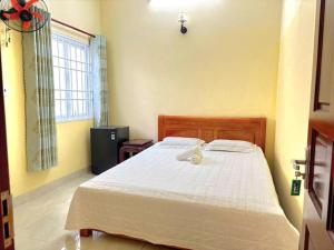 a bedroom with a bed and a window at Tâm Quỳnh Motel in Vung Tau +8 photos