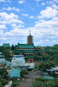 a pagoda in the middle of a city at Hoa Dã Qùy Hotel 2 in Pleiku