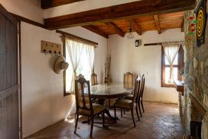 a dining room with a table and chairs at Cabaña El Sitio in Huasca de Ocampo +8 photos