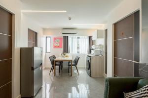 a kitchen and dining room with a table and chairs at CJ ELAND Sukhumvit36 BTS Thonglor in Klong Toi +55 photos