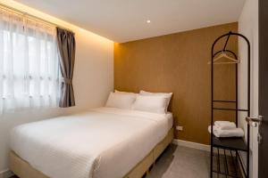a small bedroom with a bed and a window at CJ ELAND Sukhumvit36 BTS Thonglor in Klong Toi