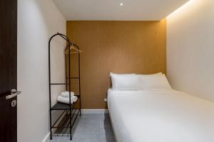a bedroom with a bed and a wooden wall at CJ ELAND Sukhumvit36 BTS Thonglor in Klong Toi