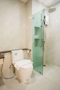 a bathroom with a toilet and a glass shower at โรงแรมดีวิว โกลเด้นไทรแองเกิ้ล เชียงแสน - Dview Golden Triangle Hotel Chiangsaen in Golden Triangle +31 photos