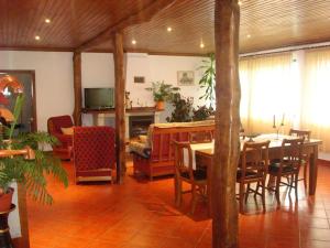ein Esszimmer mit einem Tisch und Stühlen in der Unterkunft Casa da Benda in Caniçada