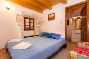 sypialnia z łóżkiem z ręcznikami w obiekcie Villa Branka w Krku