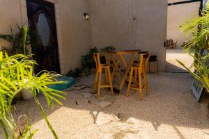 a patio with a table and chairs and plants at Casa Rio Lagartos in Río Lagartos
