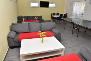 - un salon avec un canapé et des tables dans l'établissement Penzion Vincent, à Dolní Moravice