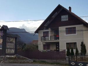 Nespecifikovaný výhled na hory nebo výhled na hory při pohledu z penzionu