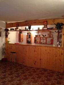 ブランにあるPensiunea Cristomarの木製パネルの部屋のバー