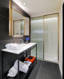 Koupelna v ubytování H10 Casa Mimosa 4* Sup