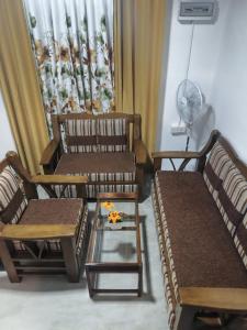 a waiting room with three chairs and a table at Minsara Villa in Ahangama