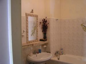 Un baño con lavabo, inodoro y bañera. en Central Apartment 2, en Timisoara 19 fotos más