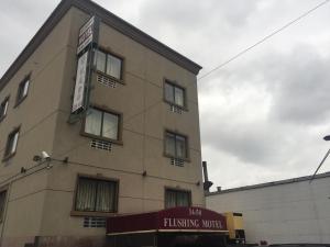 Budova, kde se motel nachází + 14 fotografií