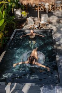 Ein Mann reitet auf einem Elefanten in einem Schwimmbecken in der Unterkunft Imperial Boutique Accommodation in Eumundi