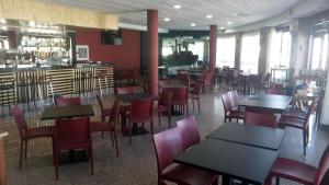 A restaurant or other place to eat at Hotel Humanes