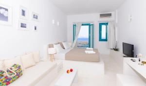 TV a/nebo společenská místnost v ubytování Astypalaia Hotel Palace