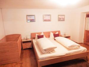 מיטה או מיטות בחדר ב-Ferienhaus Schmittenhof