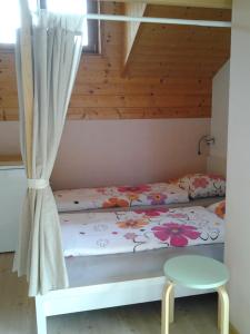 1 dormitorio con cama y ventana en Appartment Lukasser, en Ainet