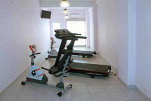 The fitness centre and/or fitness facilities at Apart Hotel Granada