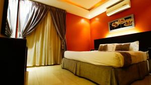 ein Schlafzimmer mit orangefarbenen Wänden und einem großen Bett in der Unterkunft Sama Al Qasr Al Muhammadiah in Riad + 23 Fotos