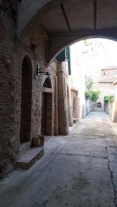 un vicolo vuoto con un arco in un edificio di Casa Betta & Colombo a Perugia