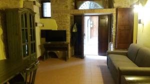 a living room with a couch and a television at Casa Betta & Colombo in Perugia