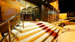 eine Treppe vor einem Gebäude in der Unterkunft Sama Al Qasr Al Muhammadiah in Riad