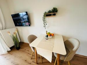 a white dining table and chairs in a room at Ferienwohnung Alpen Auszeit in Rieden