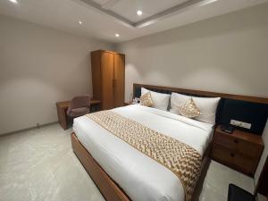 a bedroom with a large bed and a chair at Hotel Annant Jawai in Sheoganj +33 photos