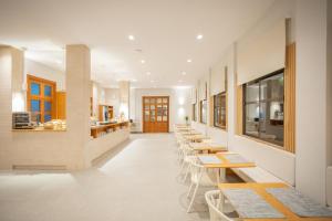 a row of tables and chairs in a cafeteria at Hotel Zeus in Mérida