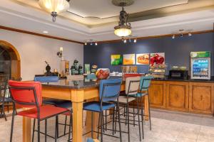 a dining room with a table and chairs at Quality Inn South Hill I-85 in South Hill