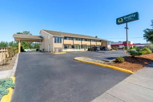 a parking lot in front of a hotel at Quality Inn Mount Vernon in Mount Vernon