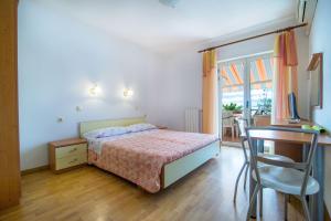 Posteľ alebo postele v izbe v ubytovaní Apartments Luci and Kety
