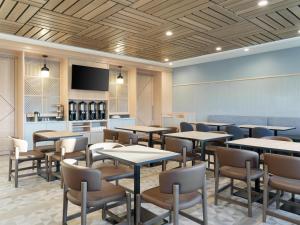 a large dining room with tables and chairs at Hyatt Place Casper in Casper
