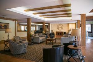 eine Lobby mit Sofas und Stühlen sowie einem Kamin in der Unterkunft Heritage Hotel, Golf, Spa & Conference Center, BW Premier Collection in Southbury
