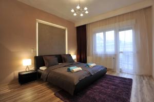 ブダペストにあるSynagogue Dream Home in The Centerのベッドルーム(大型ベッド1台、窓付)