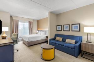 Comfort Suites Near Universal Orlando Resort tesisinde bir odada yatak veya yataklar +46 fotoğraf